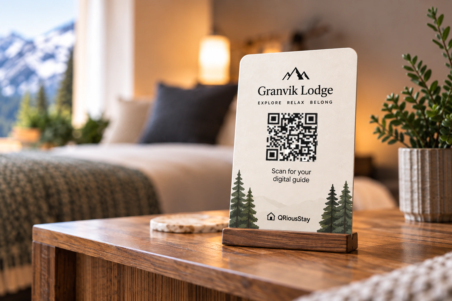 Ein gedrucktes QRiousStay-Schild für Granvik Lodge auf einem Nachttisch in einem Bergzimmer, der QR-Code zum Gast gedreht.